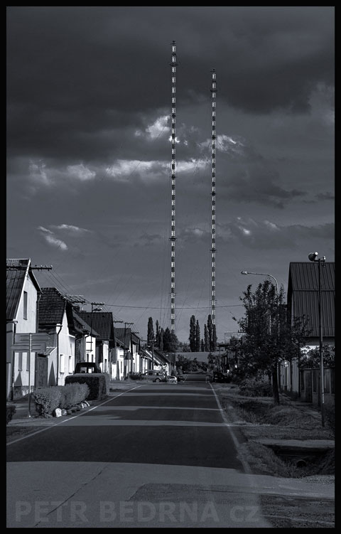 Cesta přímo do nebe, Tismice, Český Brod, oblaka, obloha, ulice, Česko