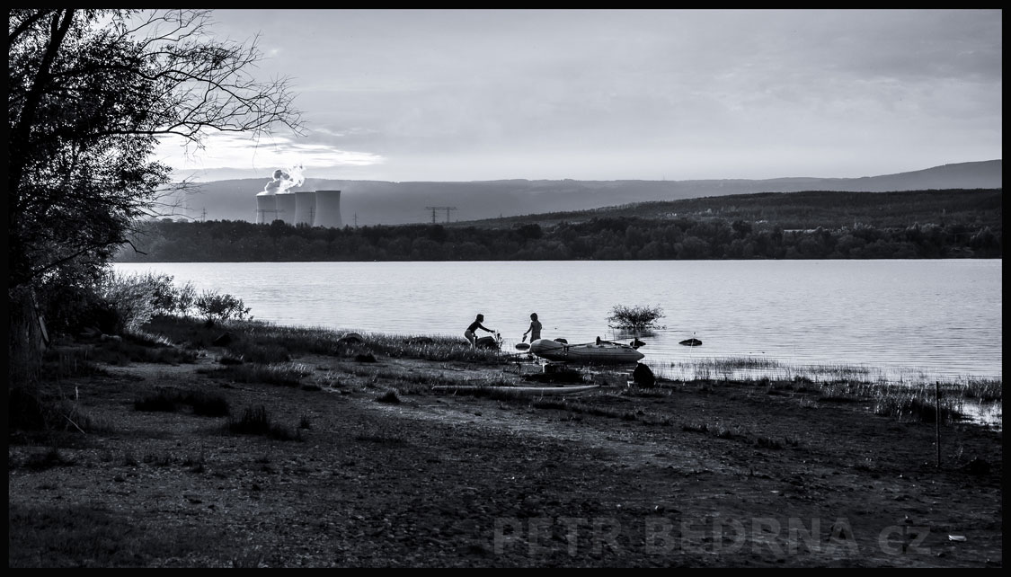 Děti u vody a dva komíny na obzoru, Vodní nádrž Nechranice, příroda, obzor, obloha, Česko