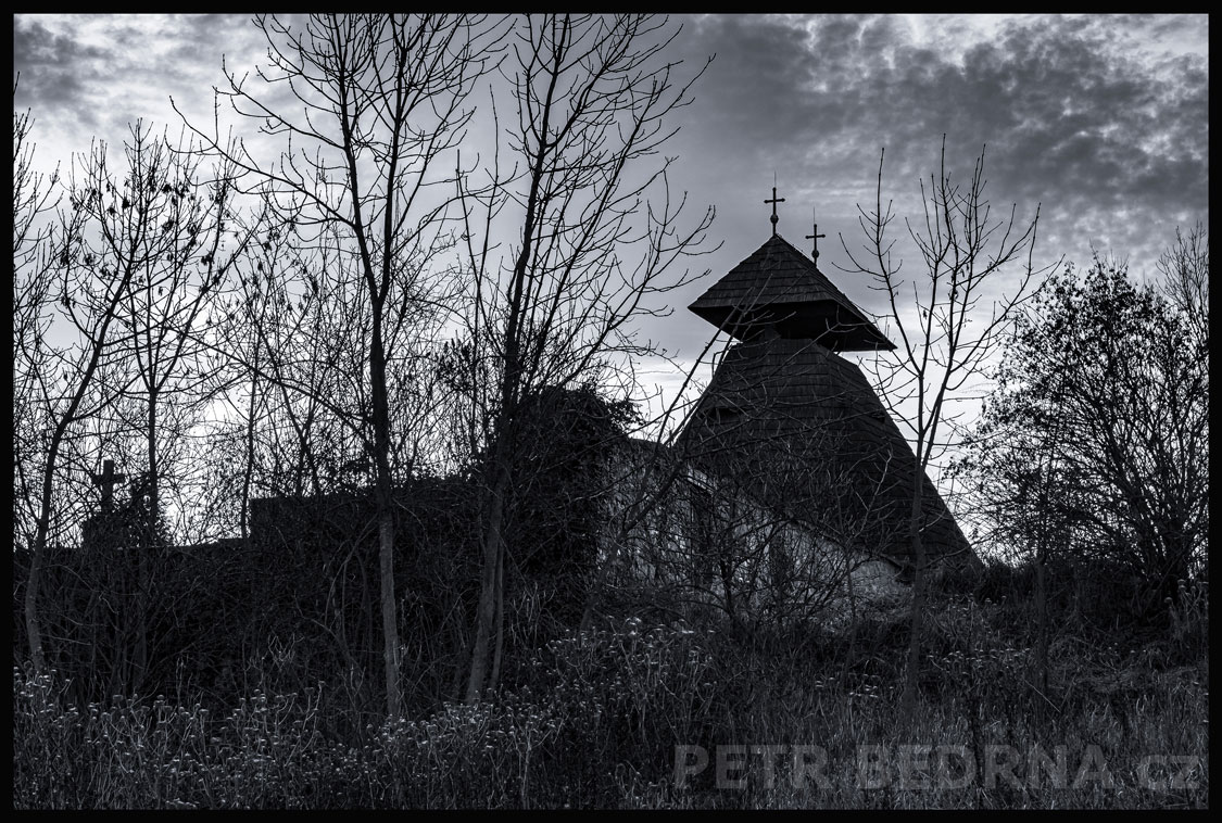 Dřevěná zvonice a tři kříže, Kvílice, okr. Kladno, oblaka, obloha, stromy, historická památka, Česko