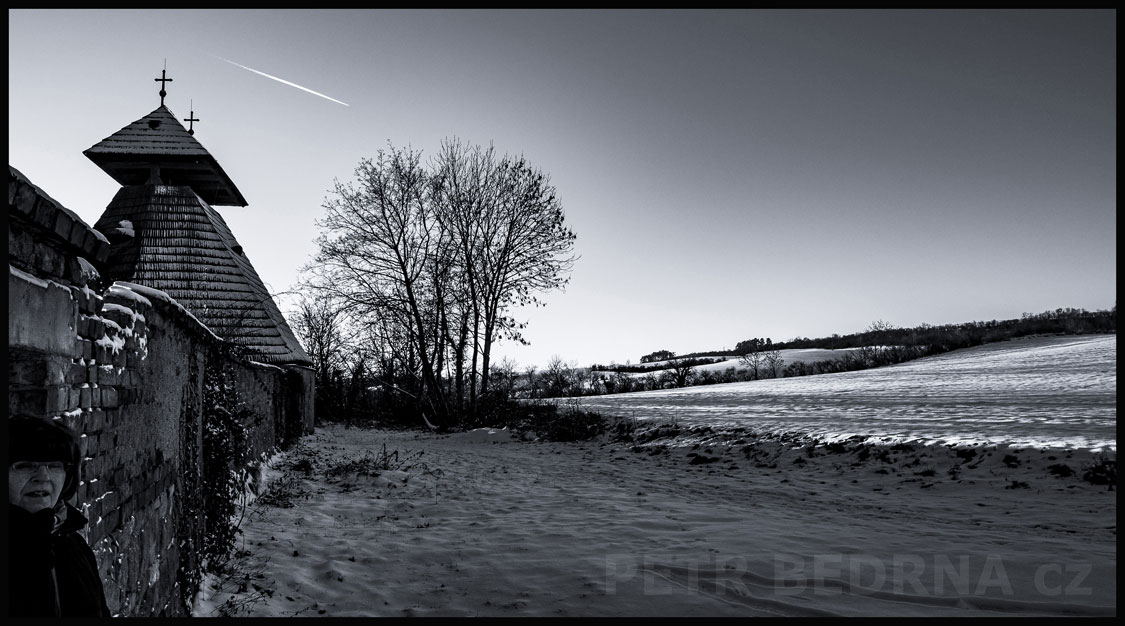 Dřevěná zvonice a zasněžené pláně, Kvílice, okr. Kladno, příroda, pole, obloha, Česko