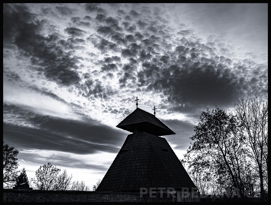 Dřevená zvonice s beránky na nebi, Kvílice, okr. Kladno, mraky, obloha, historická památka, stromy, Česko
