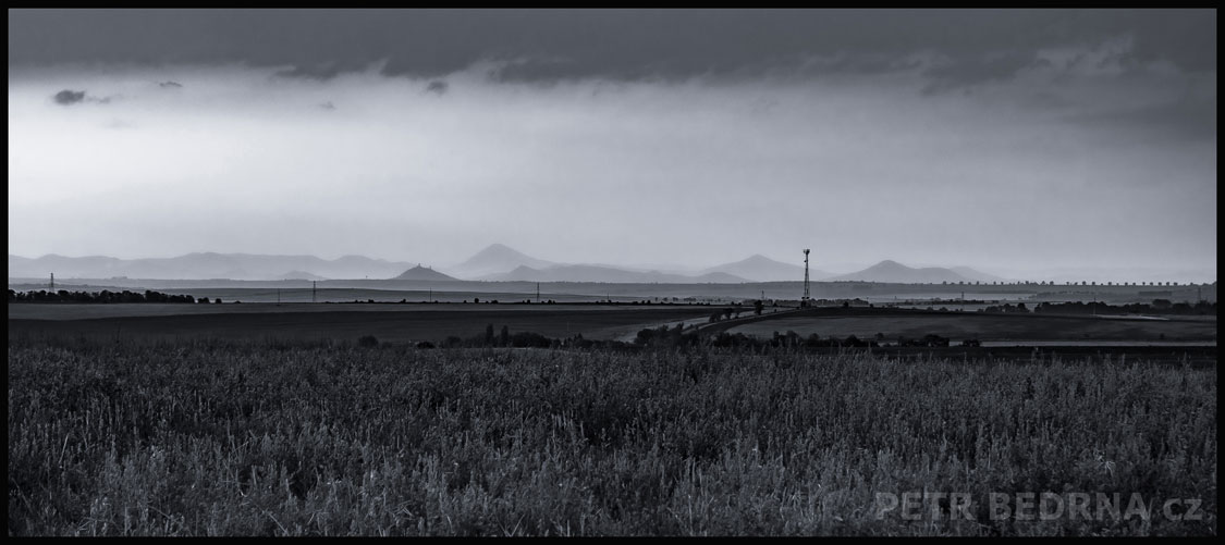 Hazmburk, Milešovka, Polabí, pohled od Žižic, Slaný, příroda, pole, obloha, obzor, Česko
