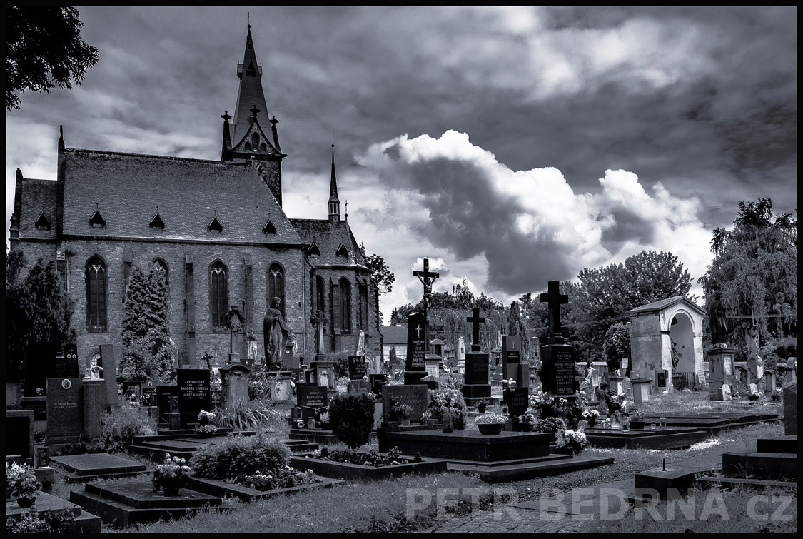 Kostel sv.Jana a hřbitov s mraky, Plaňany, Kolín, obloha, mraky, sochy, Česko