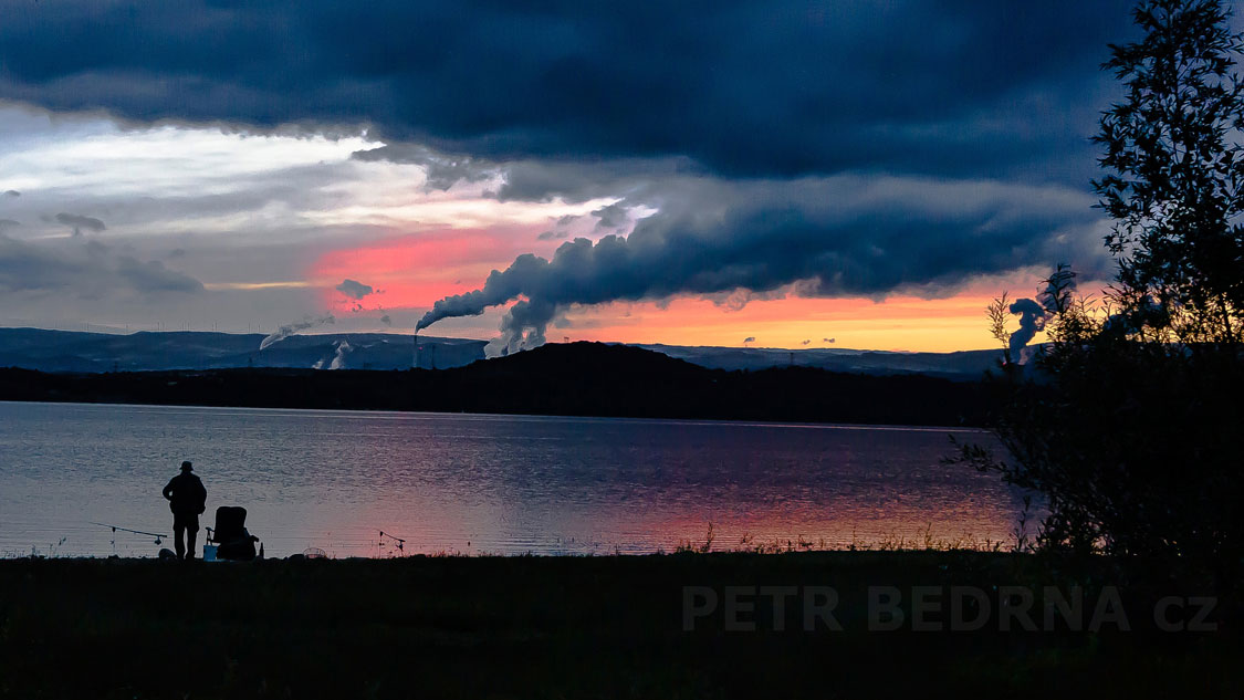Rybář a komínů kouř a záře pekelná, Nechranice,Tušimice, příroda, obloha, mraky, krajina, obzor, Česko