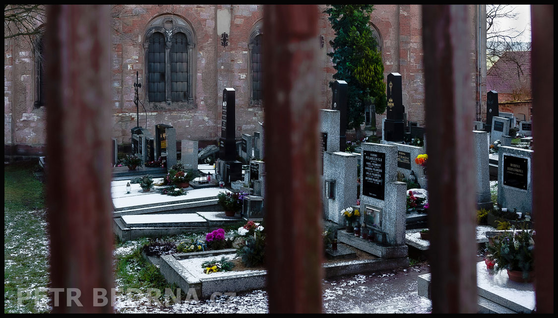 Za branou hřbitov - za hřbitovem kostel, Kostel sv. Víta, Kvílice, Slaný, historické budovy, Česko