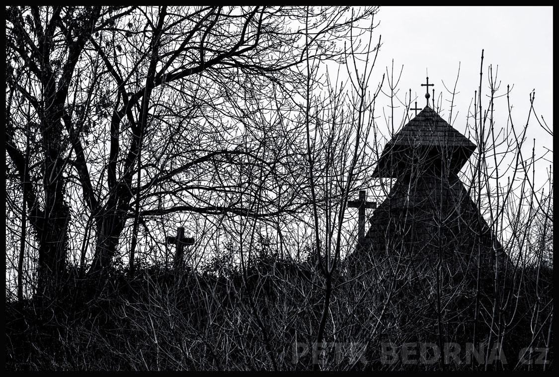 Zvonice a čtytři kříže, Kvílice, okr. Kladno, stromy, historická památka, Česko