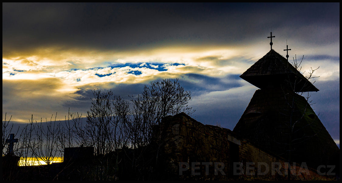 Zvonice pod magickým okem, Kvílice, okr. Kladno, historické budovy, oblaka, hřbitov, historická památka, Česko