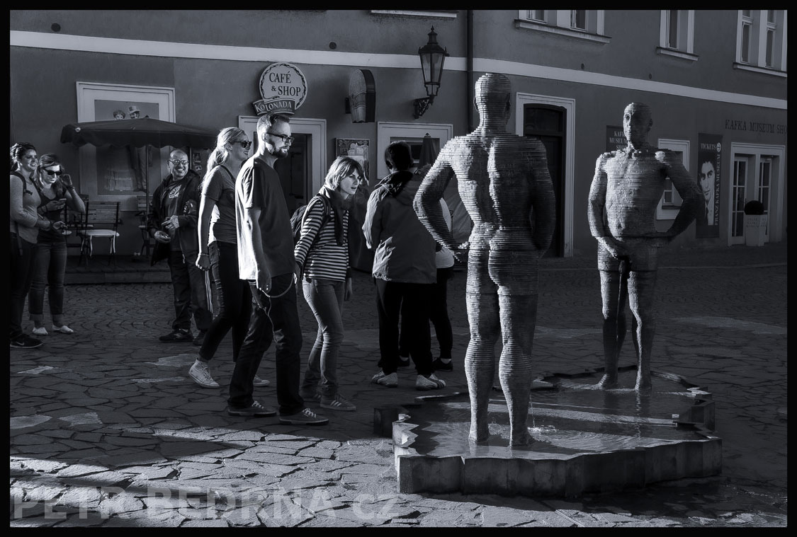 David Černý, Proudy, Čurající fontána a rozesmátí turisté, Praha - Hergetova cihelna, sochy, street foto, Česko