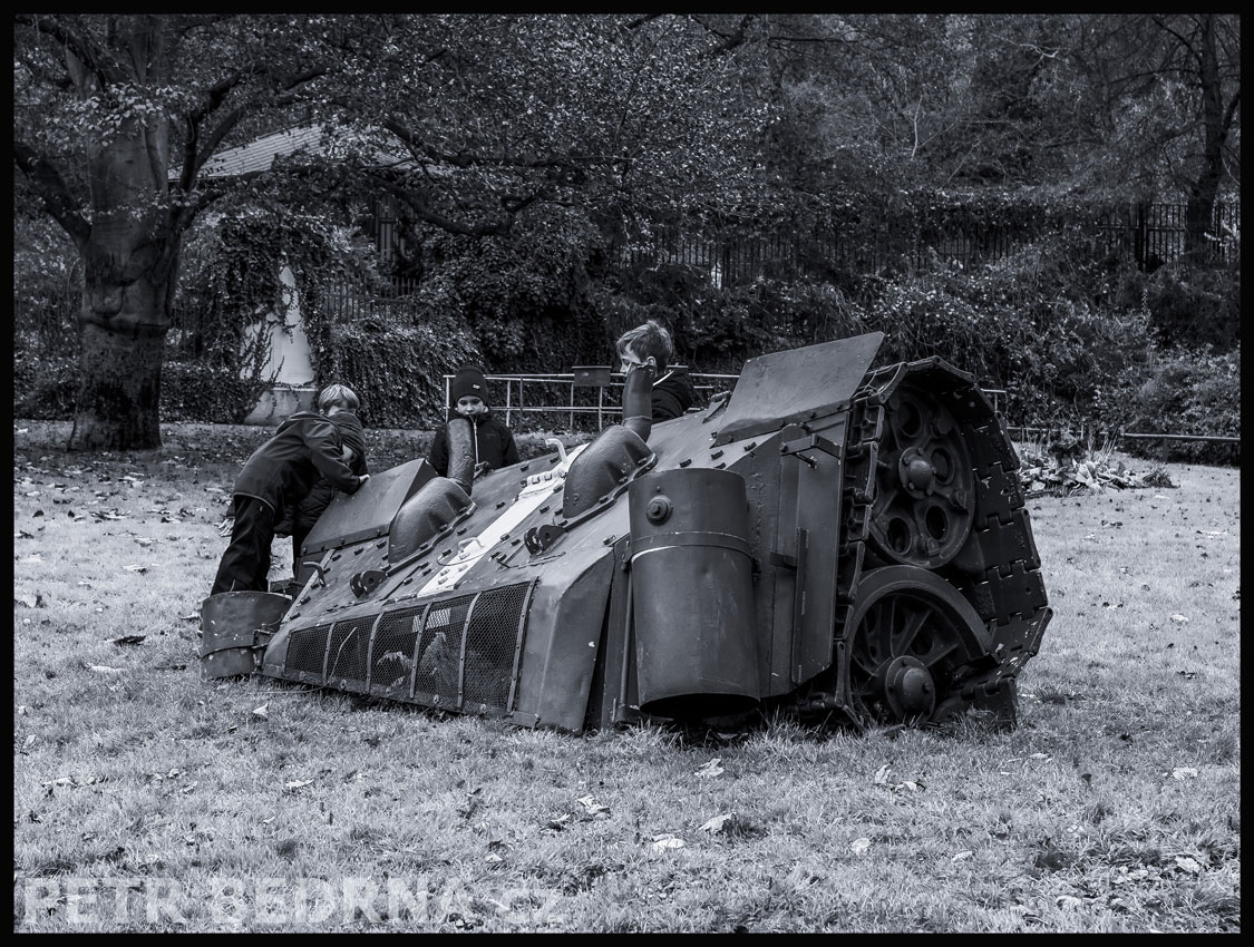 David Černý, Torzo tanku T-68 a malí kluci, Praha - Náměstí Kinských, socha, street foto, Česko