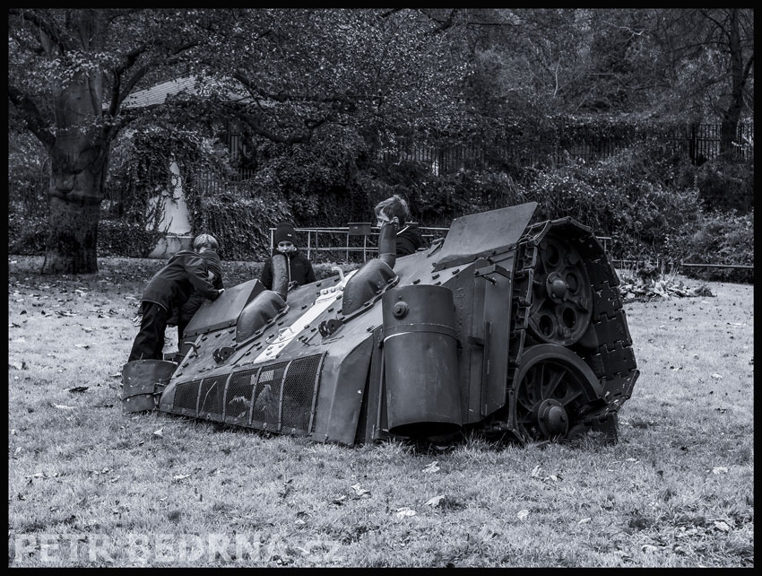David Černý, Torzo tanku T68 a malí kluci, Praha - Náměstí Kinských, socha, street foto