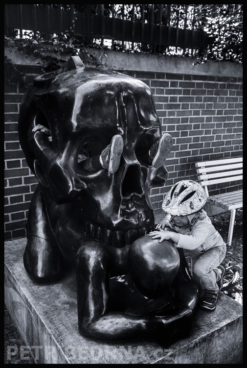 , Podobenstvi s lebkou a skotačící pacholata, Anežský Klášter, Praha, Jaroslav Róna, street foto, Česko
