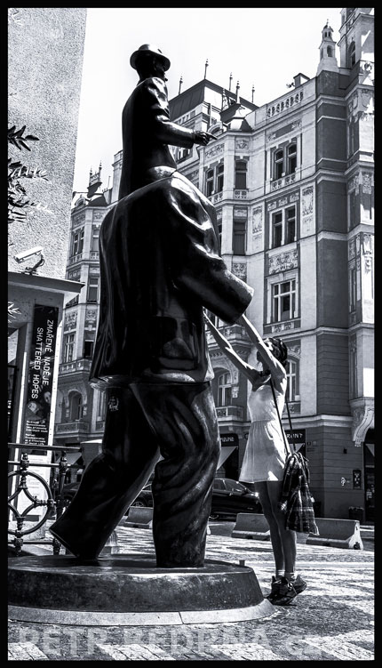 , Pomník F.Kafky - dívka vkládá ruce do rukávů, Španělská synagoga, Franz Kafka, Jaroslav Róna, Praha, Česko