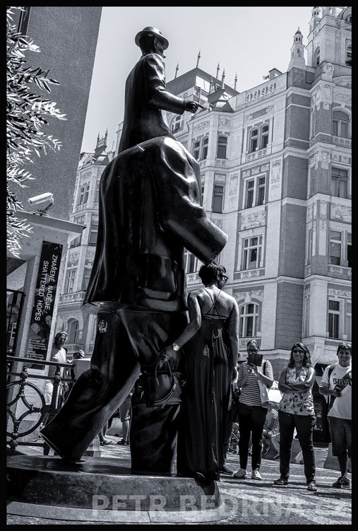 , Pomník Franze Kafky a dáma pózující, Španělská synagoga, Franz Kafka, Jaroslav Róna, Praha, street, Česko