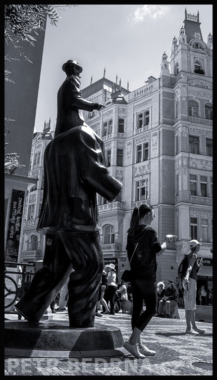, Pomník Franze Kafky a dívka Francesca, Španělská synagoga, Franz Kafka, Jaroslav Róna, Praha, street, Česko