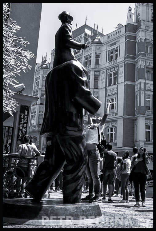 , Pomník Franze Kafky a dívka vzhlížící, Španělská synagoga, Franz Kafka, Jaroslav Róna, Praha, street, Česko