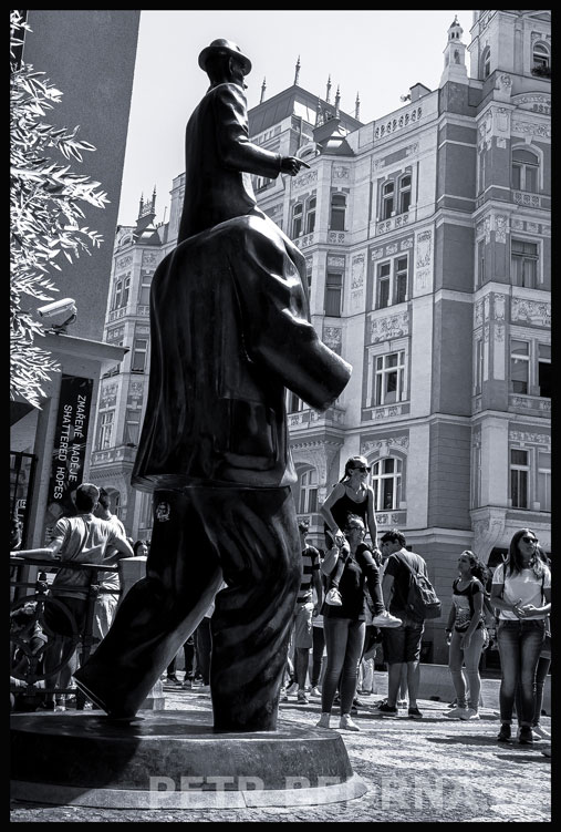 , Pomník Franze Kafky a jeho menší kopie, Španělská synagoga, Franz Kafka, Jaroslav Róna, Praha, Česko