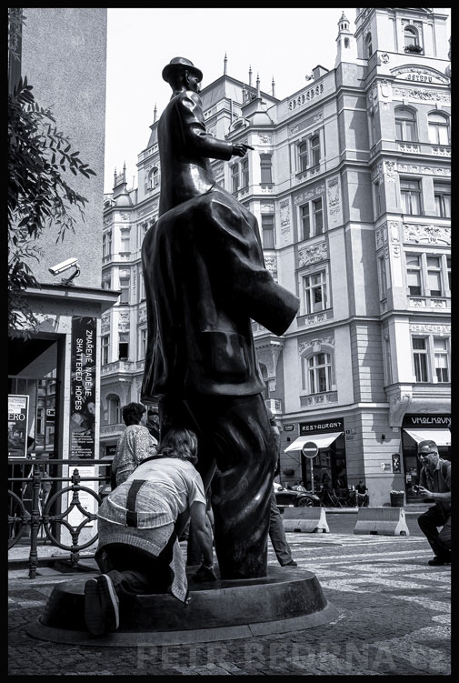 , Pomník Franze Kafky - chyť si mě, Španělská synagoga, Franz Kafka, Jaroslav Róna, street foto, Česko