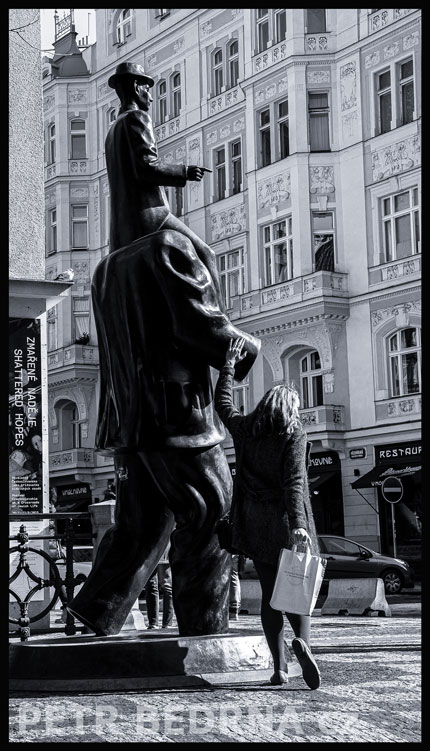 , Pomník Franze Kafky - dívka dělá pukrle, Španělská synagoga, Franz Kafka, Jaroslav Róna, Praha, street, Česko