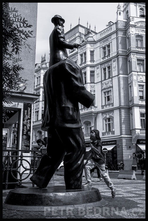 , Pomník Franze Kafky - dívka nastupuje, Španělská synagoga, Franz Kafka, Jaroslav Róna, Praha, street foto, Česko