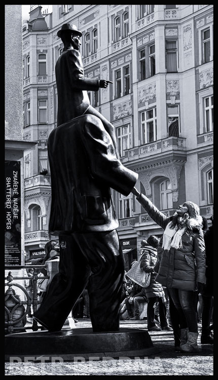 , Pomník Franze Kafky - dívka podávájící pravici, Španělská synagoga, Franz Kafka, Jaroslav Róna, Praha, street, Česko