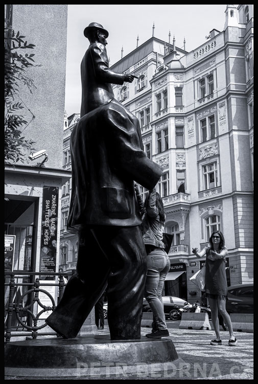 , Pomník Franze Kafky - hele, pojď blíž, Španělská synagoga, Franz Kafka, Jaroslav Róna, Praha, street, Česko