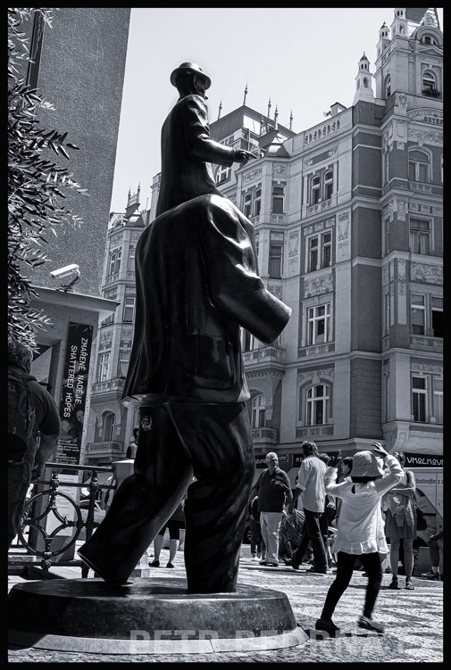 , Pomník Franze Kafky - holčička v klobučku, Španělská synagoga, Franz Kafka, Jaroslav Róna, Praha, street, Česko