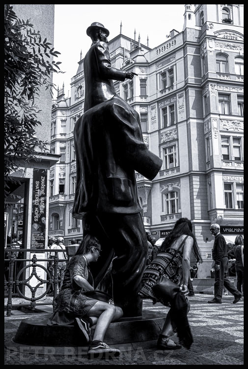 , Pomník Franze Kafky - hra na schovávanou, Španělská synagoga, Franz Kafka, Jaroslav Róna, Praha, street, Česko