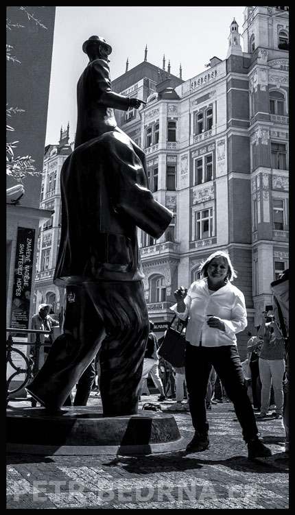 , Pomník Franze Kafky - kolemjdoucí žena, Španělská synagoga, Franz Kafka, Jaroslav Róna, Praha, street foto, Česko
