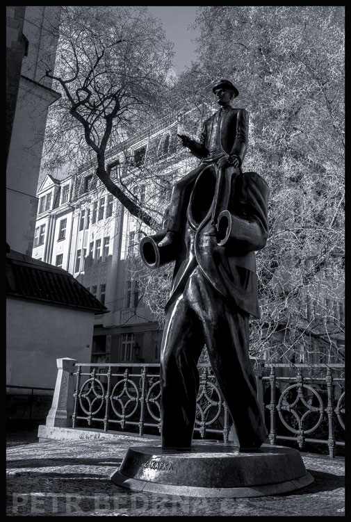 , Pomník Franze Kafky, kostel svatého Ducha, Praha, Franz Kafka, Jaroslav Róna, street foto, socha, Česko