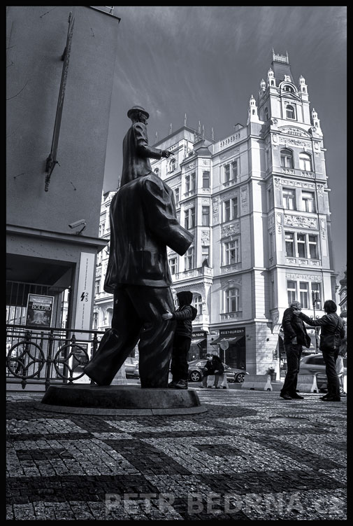 , Pomník Franze Kafky, malý kapucín, Španělská synagoga, Franz Kafka, Jaroslav Róna, Praha, street foto, Česko