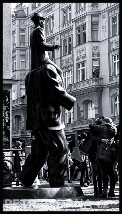 , Pomník Franze Kafky - objetí z dojetí, Španělská synagoga, Franz Kafka, Jaroslav Róna, Praha, street, Česko