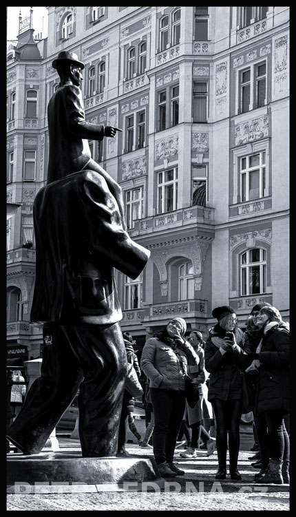 , Pomník Franze Kafky - zamilované pohledy, Španělská synagoga, Franz Kafka, Jaroslav Róna, Praha, street foto, Česko