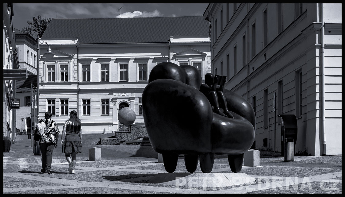 socha, Čtenář v křesle, Žižkovo nám, Rakovnik, Jaroslav Róna, street foto, Česko