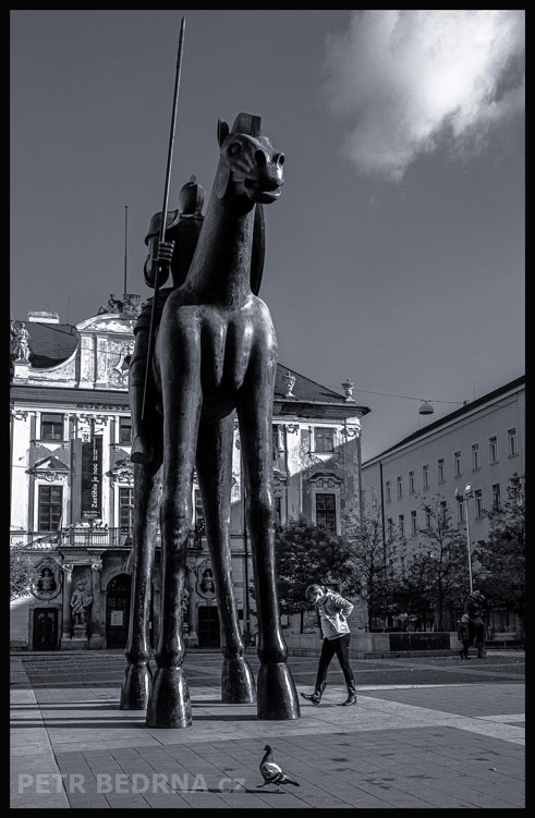, Socha Jošta Lucemburského a dvě chodkyně, Moravské náměstí, Brno, Jošt Lucemburský, Jaroslav Róna, street, Česko