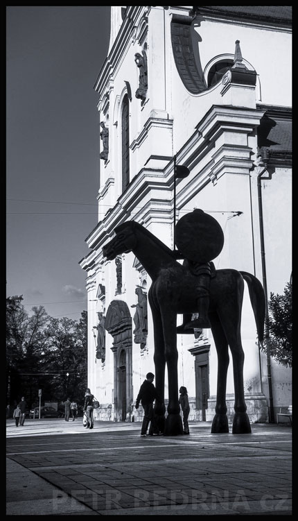 , Socha Jošta Lucemburského a dvě děti, Moravské náměstí, Brno, Jošt Lucemburský, Jaroslav Róna, street, Česko