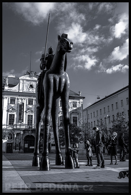 , Socha Jošta Lucemburského a rodinka, Moravské náměstí, Brno, Jošt Lucemburský, Jaroslav Róna, street, Česko