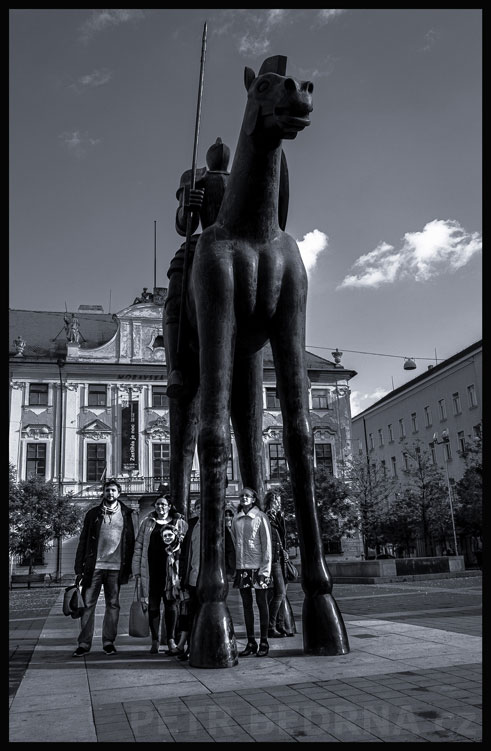 , Socha Jošta Lucemburského - rodinka na výletě, Moravské náměstí, Brno, Jošt Lucemburský, Jaroslav Róna, street, Česko