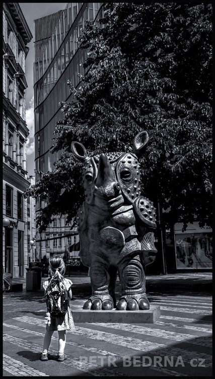 socha, Nosorožec a nebojácná školačka, Jungmannovo náměstí, Praha, Jaroslav Róna, street foto, Česko