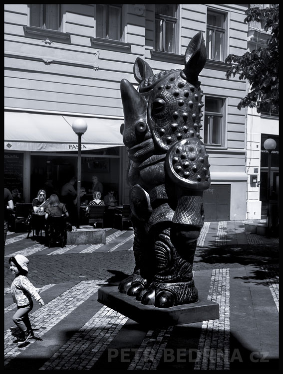 socha, Nosorožec - děvčátko radostně prchá, Jungmannovo náměstí, Praha, Jaroslav Róna, street foto, Česko