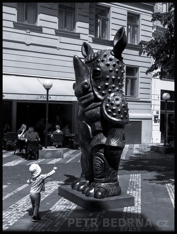 socha, Nosorožec - děvčátko slušně zdraví, Jungmannovo náměstí, Praha, Jaroslav Róna, street foto, Česko