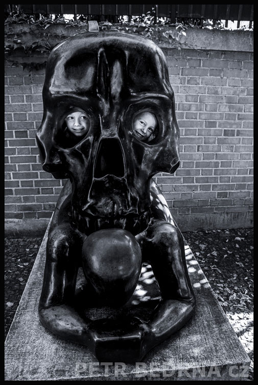 socha, Podobenstvi s lebkou - dva vykukové, Anežský Klášter, Praha, Jaroslav Róna, street foto, Česko