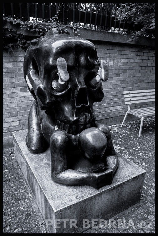 socha, Podobenstvi s lebkou - malý spáč, Anežský Klášter, Praha, Jaroslav Róna, street foto, Česko