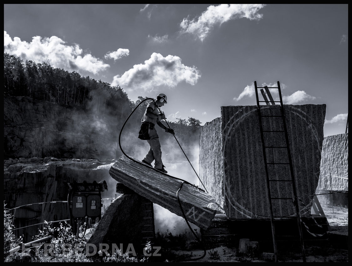 , Socha Vítězství robotů - první obrysy, Lom Ruprechtice, Liberec, Jaroslav Róna, mraky, lámání kamene, Česko