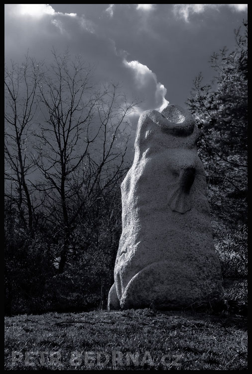 socha, Žába - chrlič mraků, Dětské hřiště Karlštejnská, Roblín, Jaroslav Róna, stromy, park, obloha, Česko