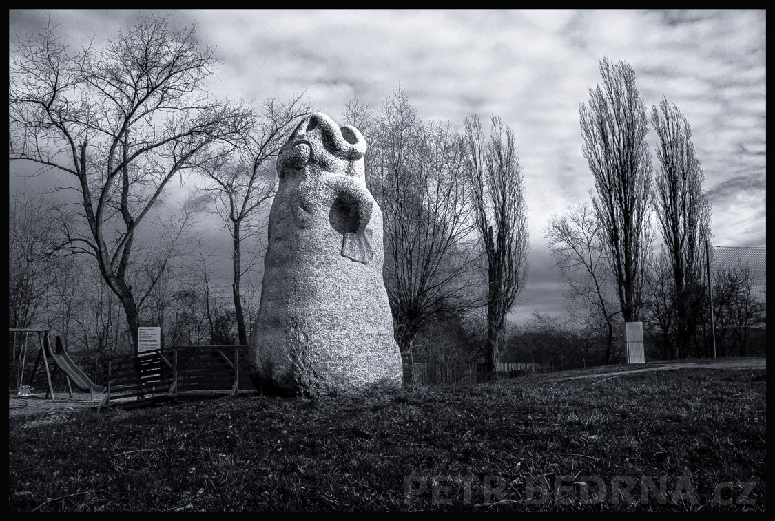socha, Žába - sama na hřišti, Dětské hřiště Karlštejnská, Roblín, Jaroslav Róna, stromy, oblaka, Česko