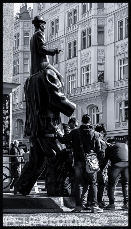 , Strkanice u pomníku Franze Kafky, Španělská synagoga, Franz Kafka, Jaroslav Róna, Praha, street foto, Česko