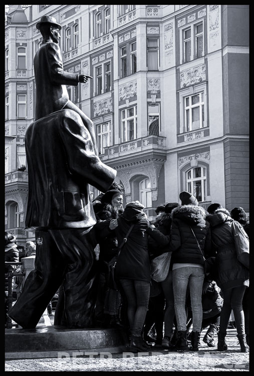 , Velká tlačenice u pomníku Franze Kafky, Španělská synagoga, Franz Kafka, Jaroslav Róna, Praha, street, Česko