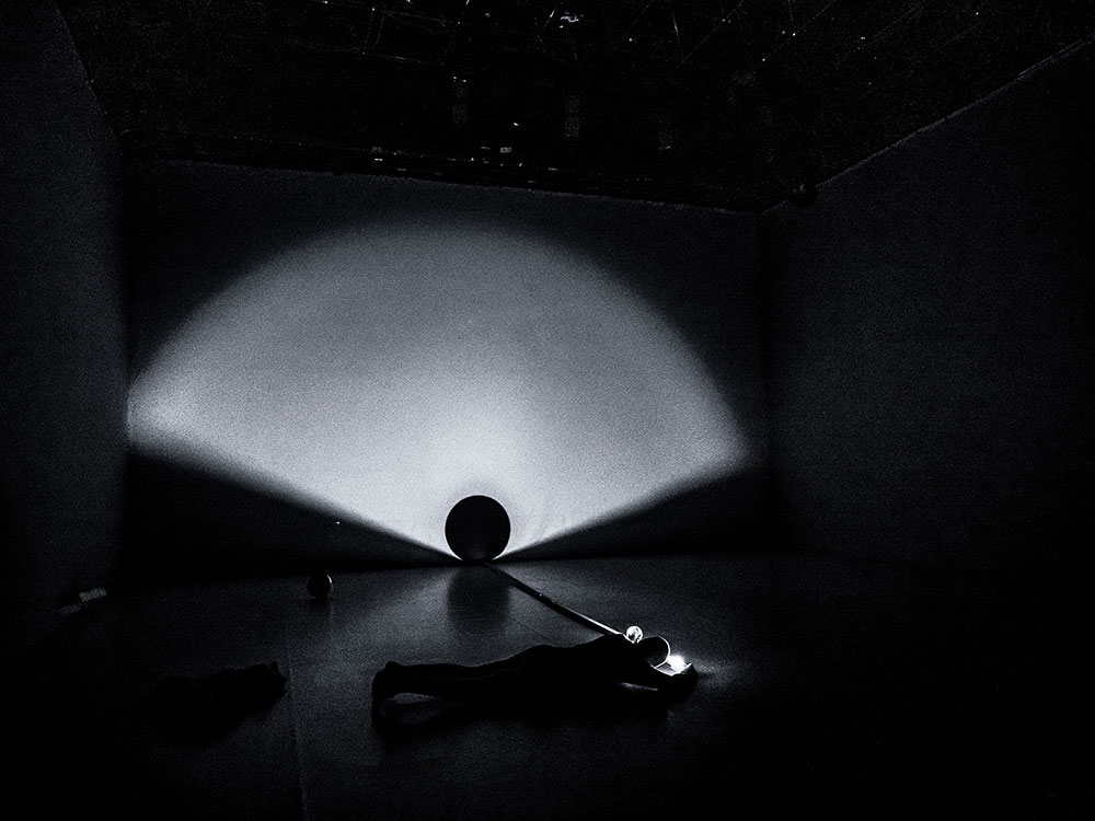 Petr Nikl, Žlutá tma, Divadlo Archa 19. a 20.1.2019, hudba, performace, improvizace, Česko