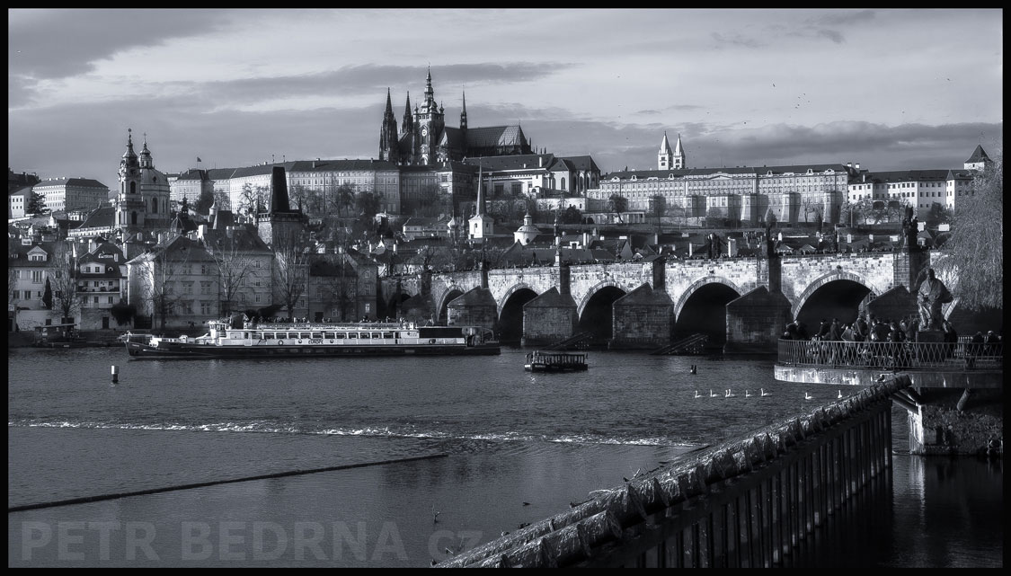 Karlův most, lodě a labutě plují k jihu, Vltava, Pražský hrad, Praha, Novotného lávka, Česko