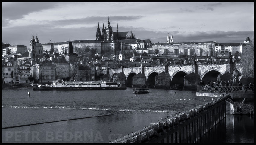 Karlův most, lodě a labutě plují k jihu, Vltava, Pražský hrad, Praha, Novotného lávka, Česko